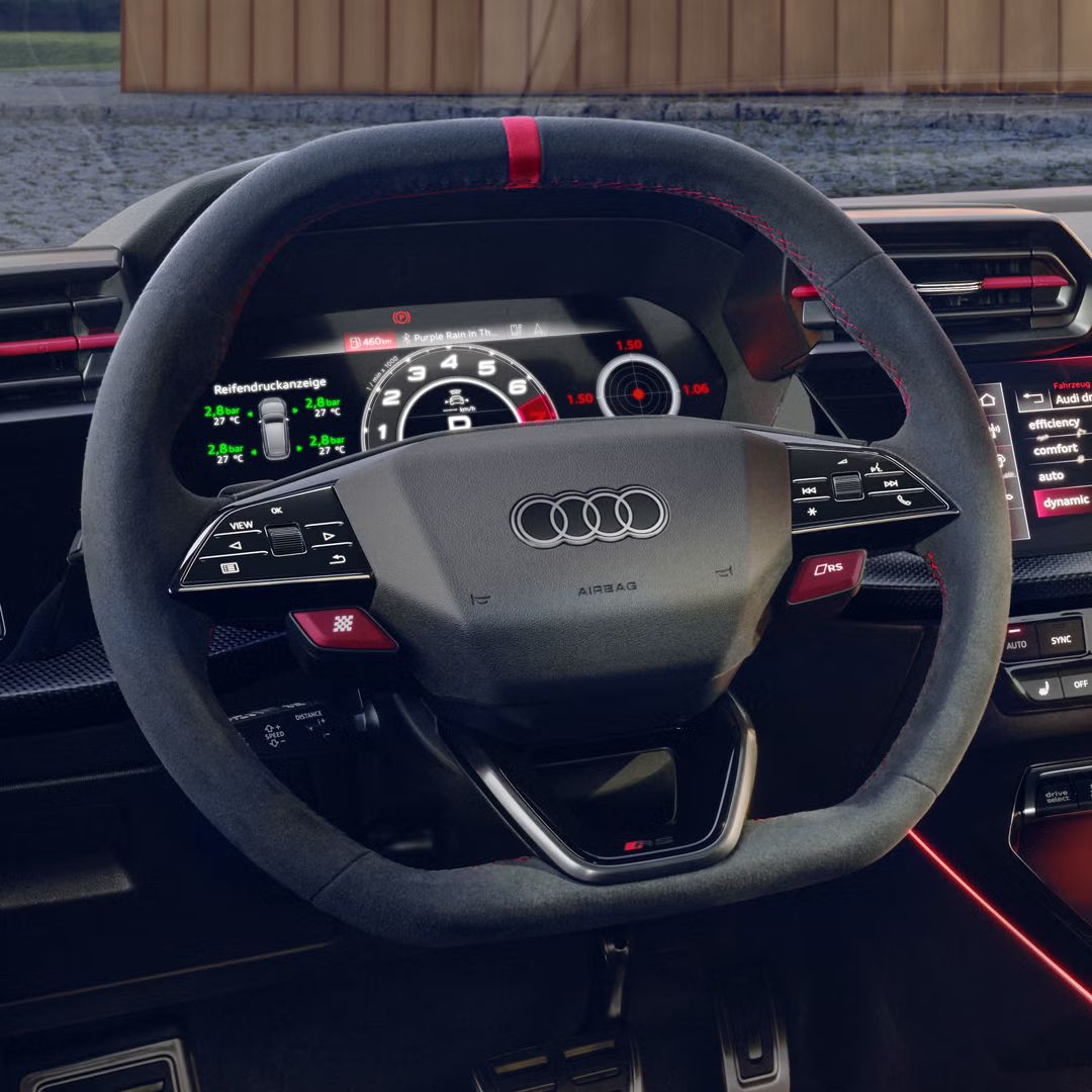 Detailný záber na zrezaný volant a digitálne displeje v Audi RS 3 Limuzína.