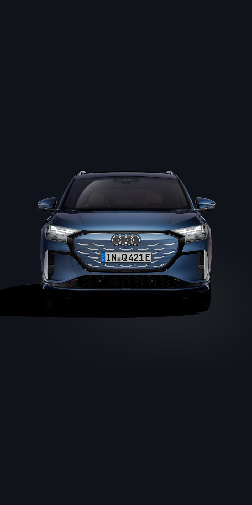Audi Q4 SUV e-tron spredu na tmavom pozadí