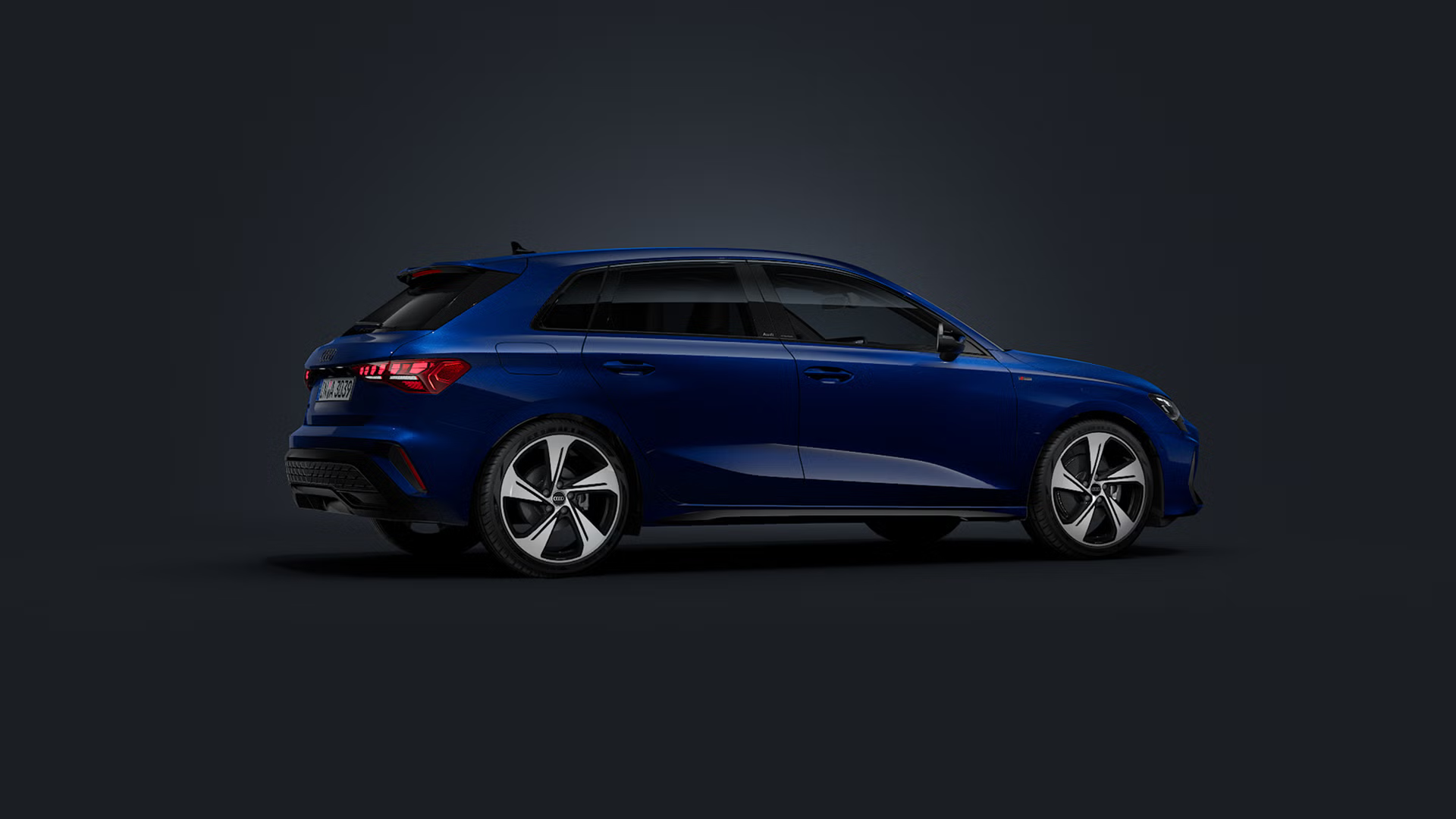Audi A3 Sportback na tmavom pozadí.