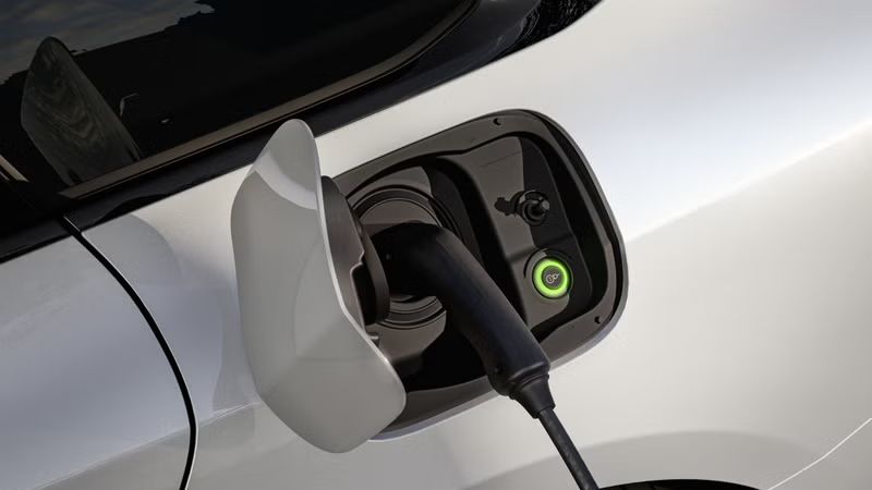 Nabíjací kábel je pripojený k vozidlu Audi.