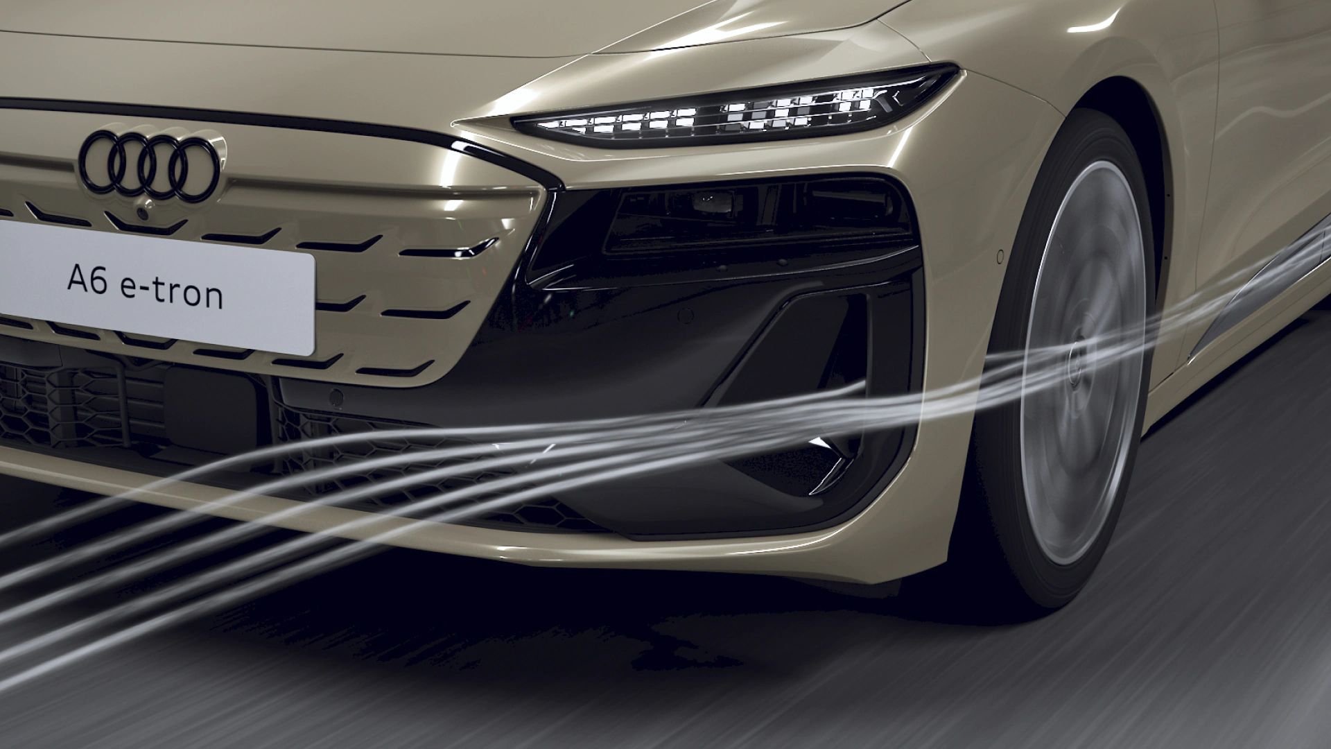 Moderný elektrický automobil Audi A6 e-tron v béžovej farbe. Predná časť vozidla s elegantnými LED svetlami. Zdôraznenie aerodynamických línií pomocou grafických prvkov.