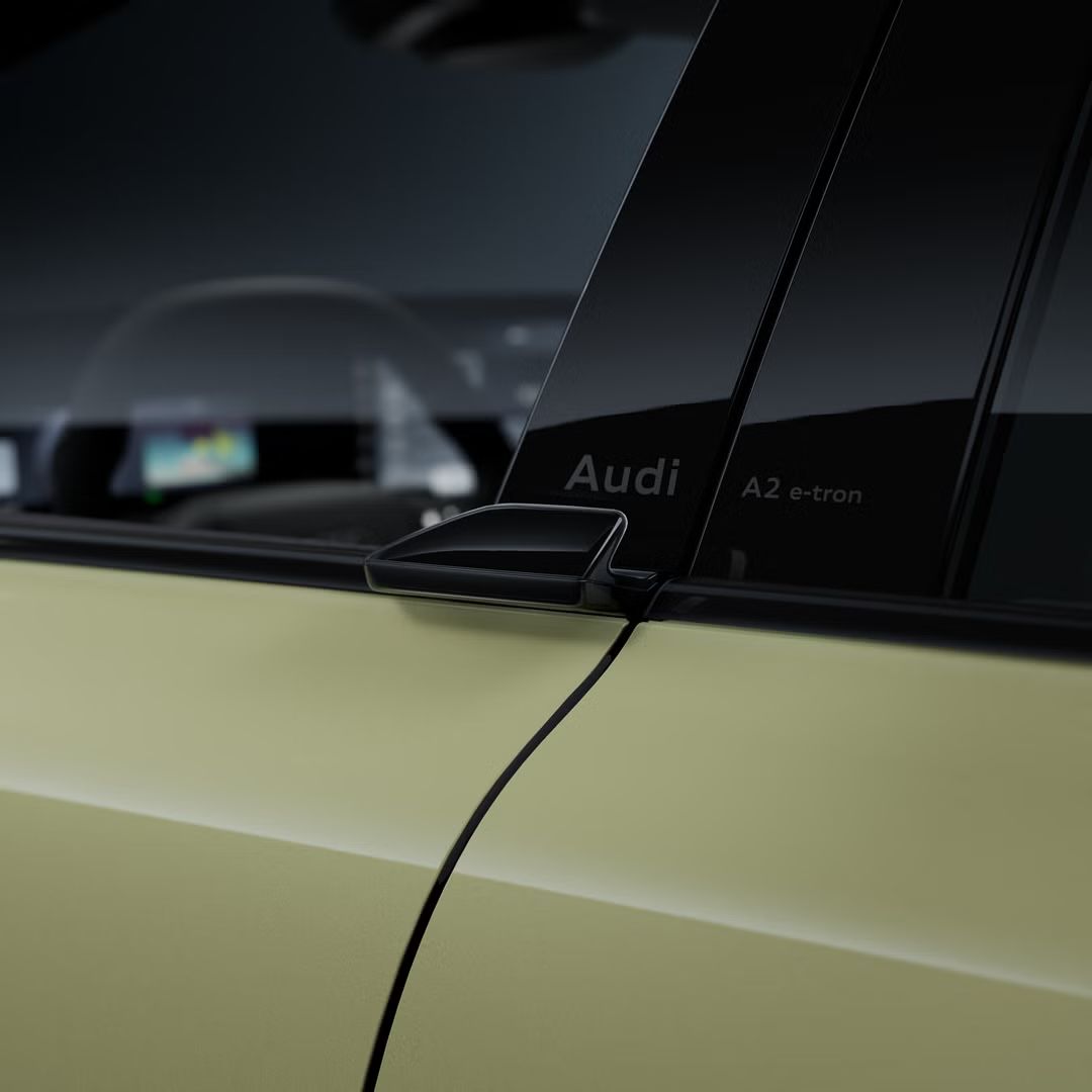 Detail na dvere vodiča A2 e-tron s kľučkami ovládanými senzormi.