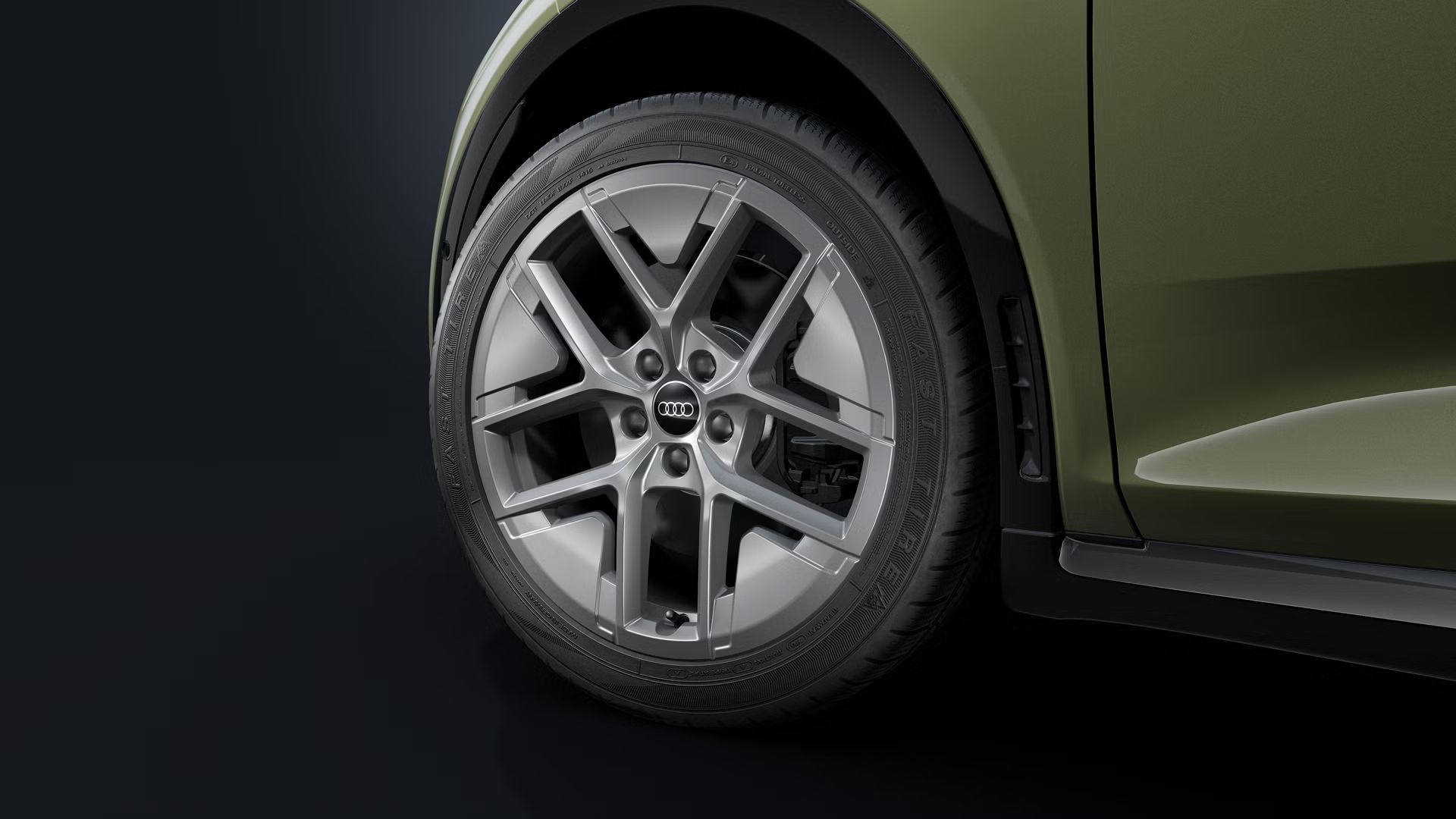 Detailný záber na 20-palcové koleso v 6-ramennom dizajne v čiernej metalickej farbe.