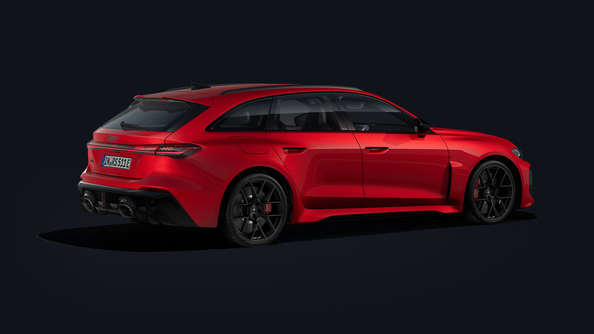 Pohľad na Audi RS 5 Avant z bočného pohľadu zozadu na čiernom pozadí.