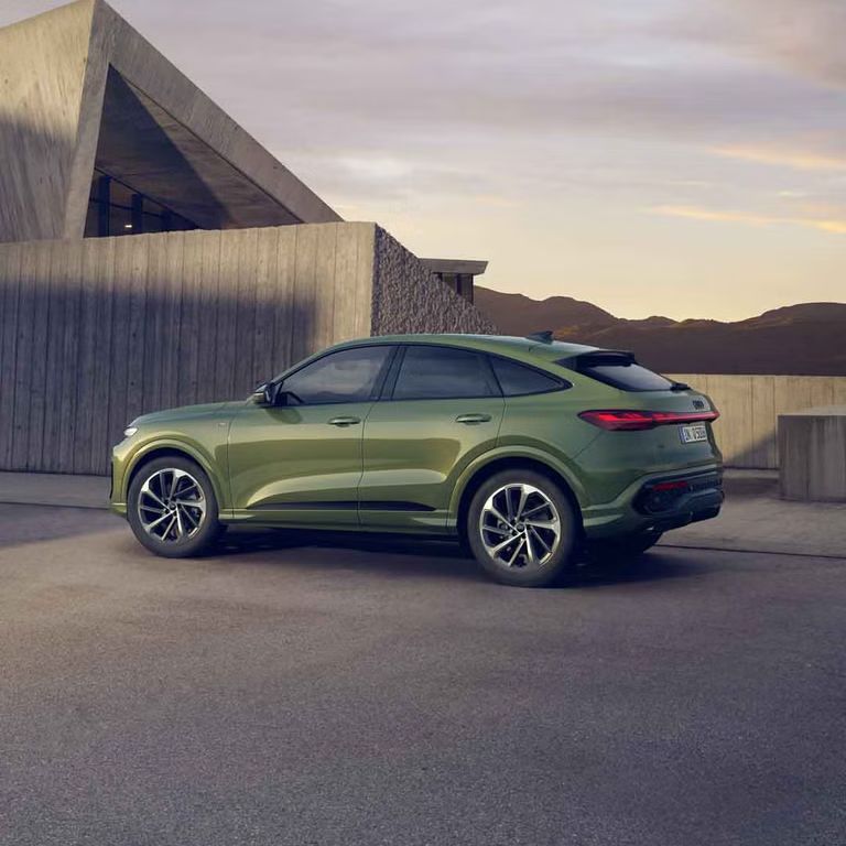 Bočný pohľad na zelené Audi Q5 Sportback.