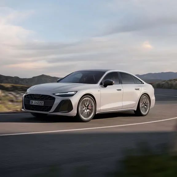 Audi A6 Limuzína e-hybrid jazdí po ceste v horách.