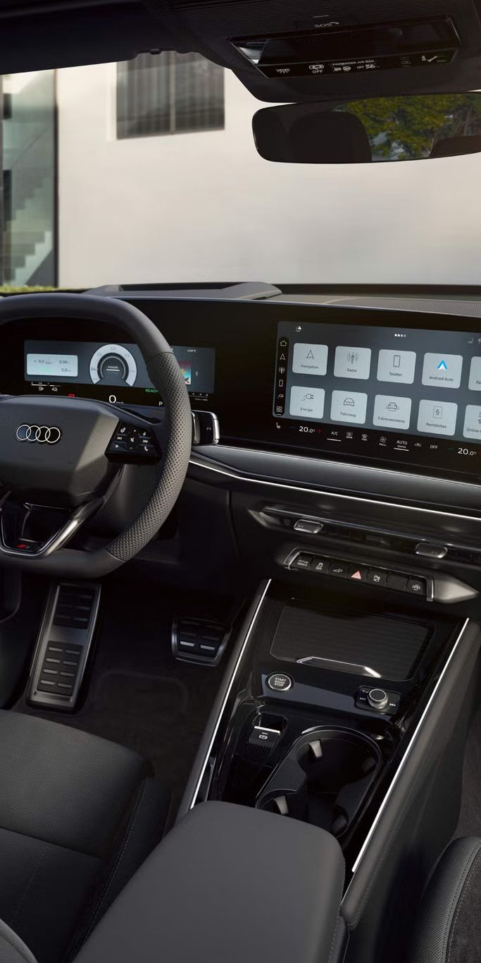 Das Cockpit des Q3 SUV e-hybrid mit Fokus auf die Fahrerarmatur und das Panoramadisplay.