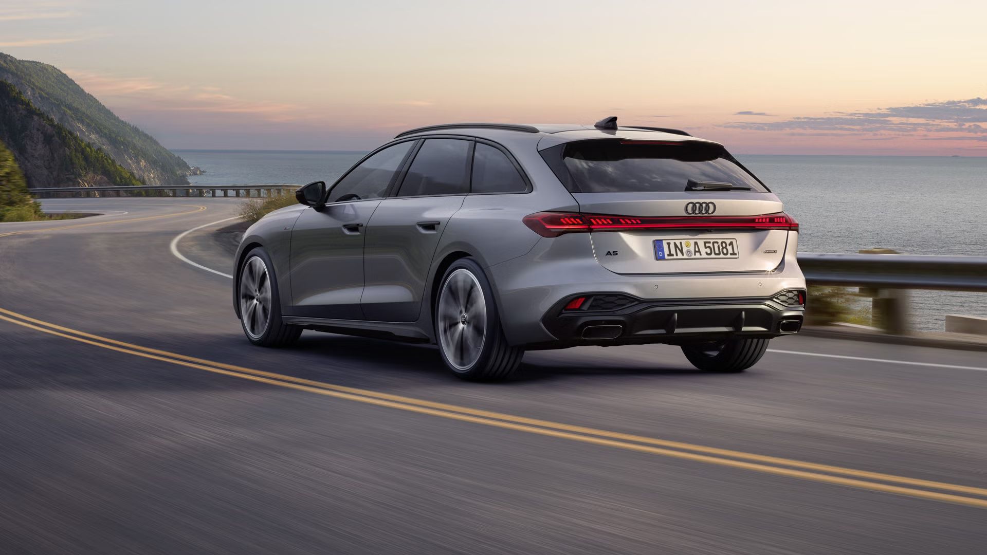 A5 Avant v šikmom pohľade zozadu, ako sa pri západe slnka preháňa po kľukatej pobrežnej ceste.