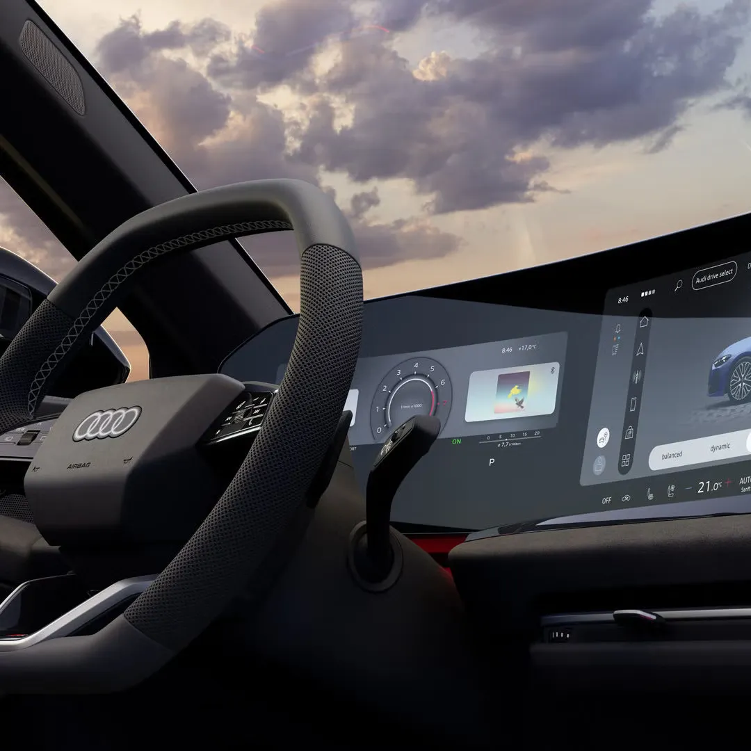 Interiér a kokpit modelu S5 Avant z pohľadu spolujazdca. Interiér je osvetlený oranžovým ambientným osvetlením. 