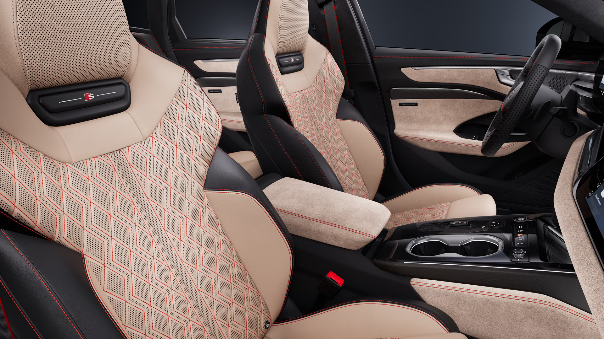 Pohľad zo strany spolujazdca na kokpit modelu Audi A6 allroad e-hybrid so zameraním na športové sedadlá v koženej kombinácii fialová mora/strieborná diamant a kontrastnými švami v červenom malinovom odtieni.