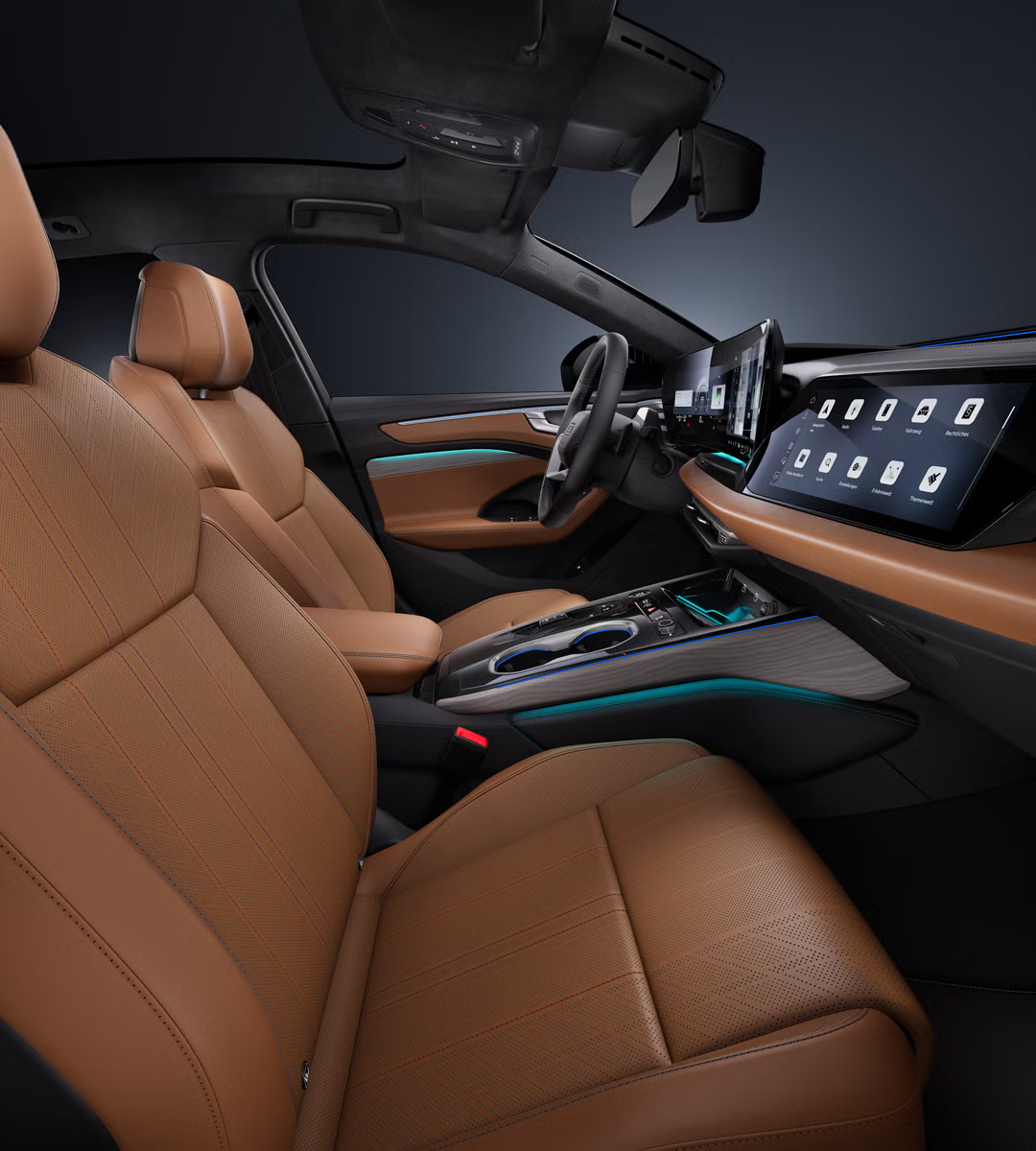 Pohľad zo strany spolujazdca v modeli Audi A6 allroad e-hybrid na kokpit s volantom, stredovou konzolou, digitálnymi displejmi, ambientným osvetlením a sedadlami.