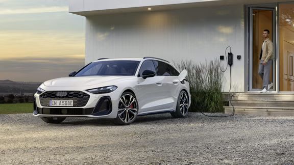 A5 Avant e-hybrid je pripojený k nabíjacej stanici pri obytnom dome.