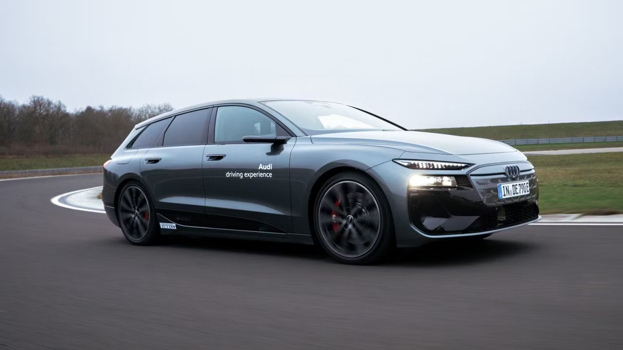 Audi S6 Avant e-tron na pretekárskej dráhe počas dynamickej jazdy, ktorú naznačuje kolesá v pohybe.