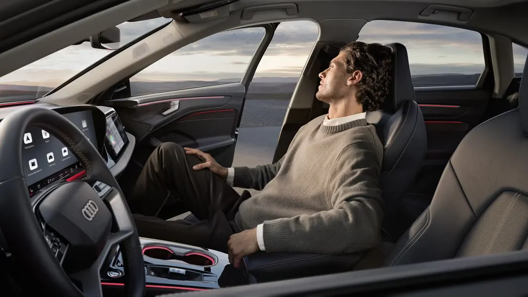 Muž sedí na sedadle spolujazdca v Audi A6 Limuzína.