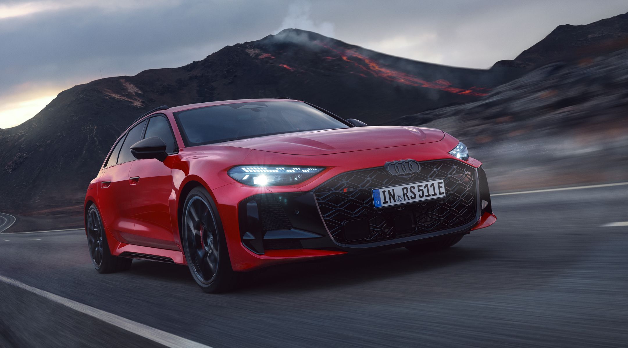 RS 5 Avant z predného šikmého pohľadu jazdí po horskej ceste v sopečnom prostredí.