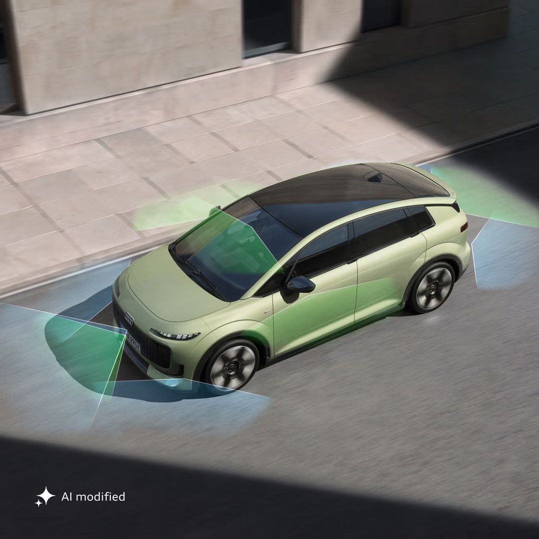 Audi A2 e-tron šikmo zhora na ulici. Slnko osvetľuje vozidlo, zatiaľ čo časti okolia sú v tieni. Zozadu a spredu zelené a modré vektory rozdeľujú oblasti za a pred vozidlom.