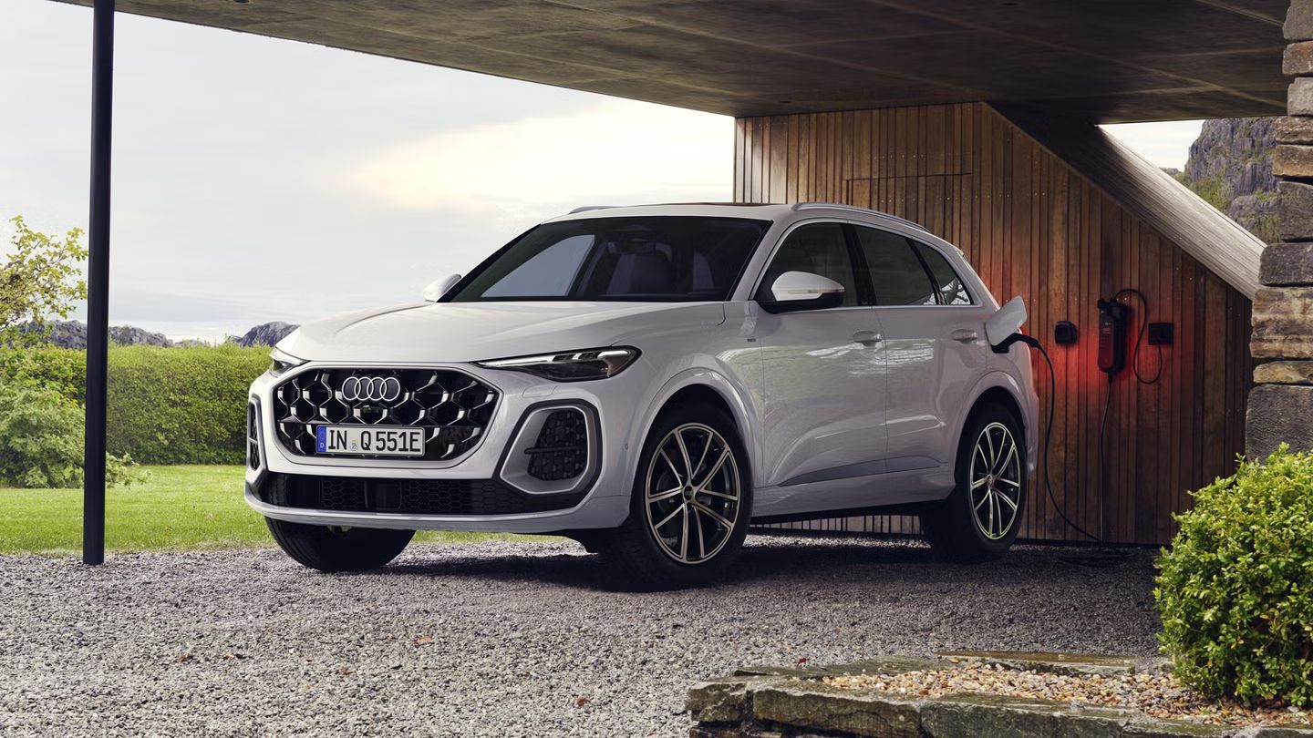 Audi Q5 SUV e-hybrid sa nabíja na domácej nabíjacej stanici Wallbox.