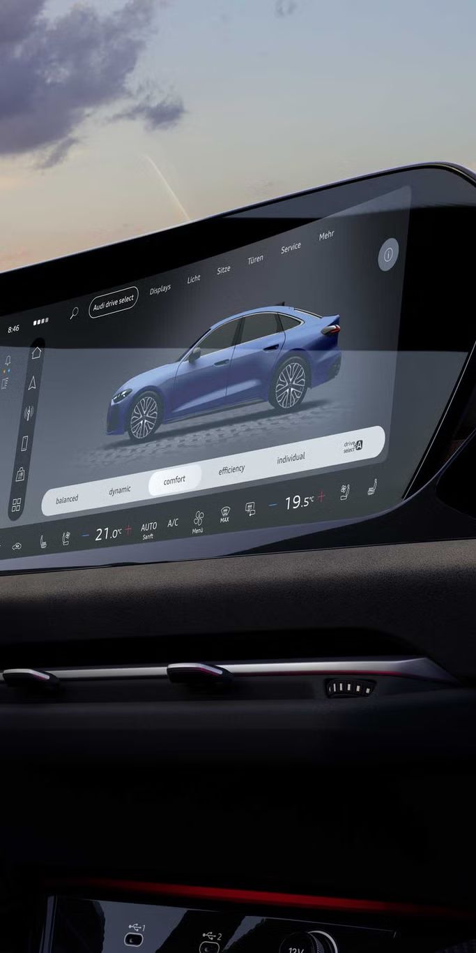 Innenraum und Cockpit des S5 Avant aus Beifahrerperspektive. Der Innenraum leuchtet in orangenem Ambiente Licht. 