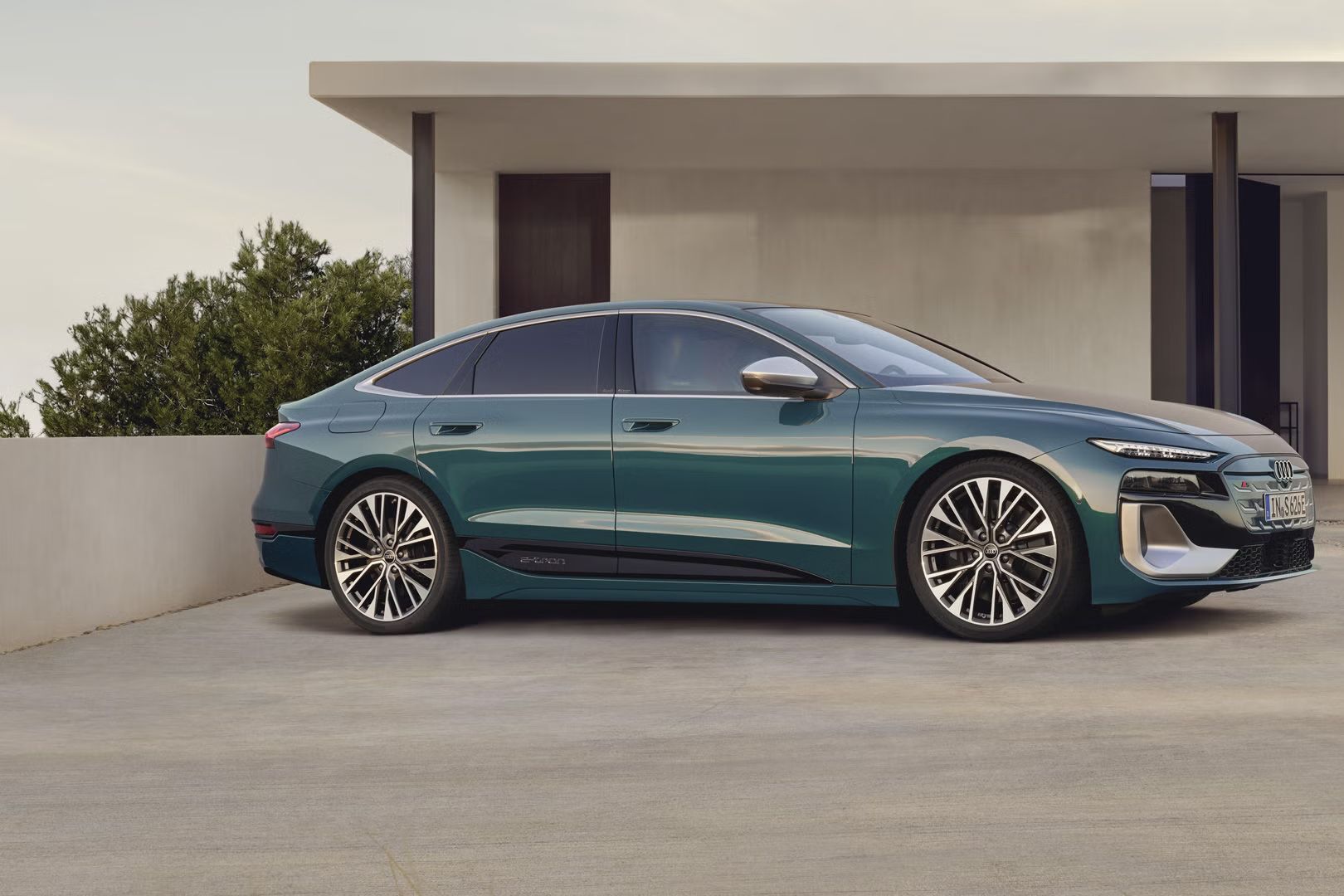 Audi S6 Sportback e-tron zaparkovaný pres modernou vilou.