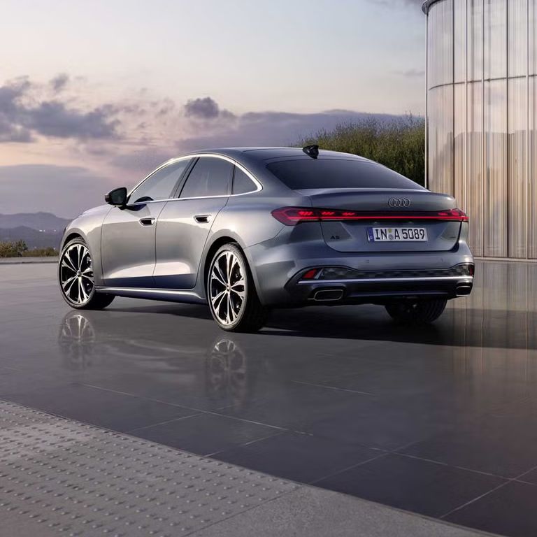 Bočný pohľad na zadnú časť sivého Audi A5 Limuzína.