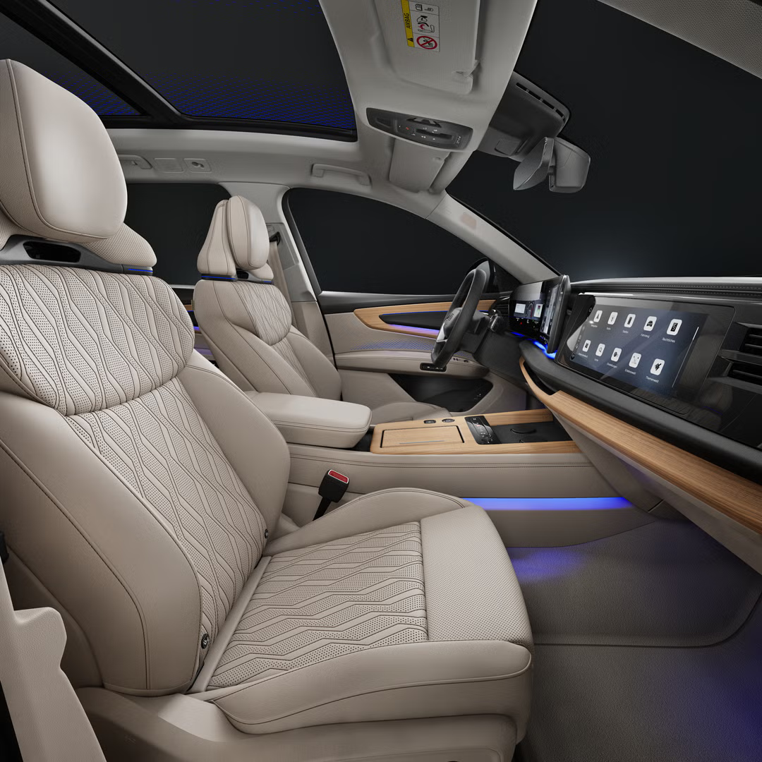 Pohľad z pravej strany na kokpit Audi Q7 SUV so zameraním na športové sedadlá, volant a digitálne displeje.
