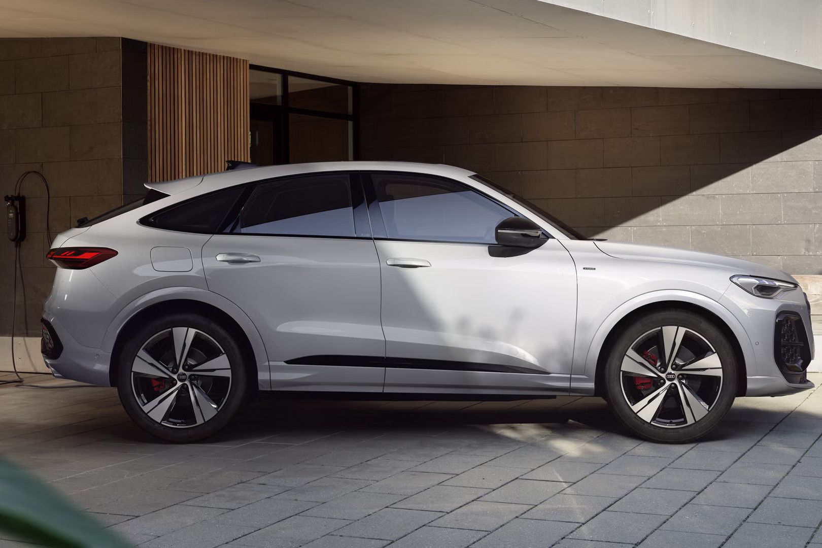 Bočný pohľad na Audi Q5 Sportback e-hybrid