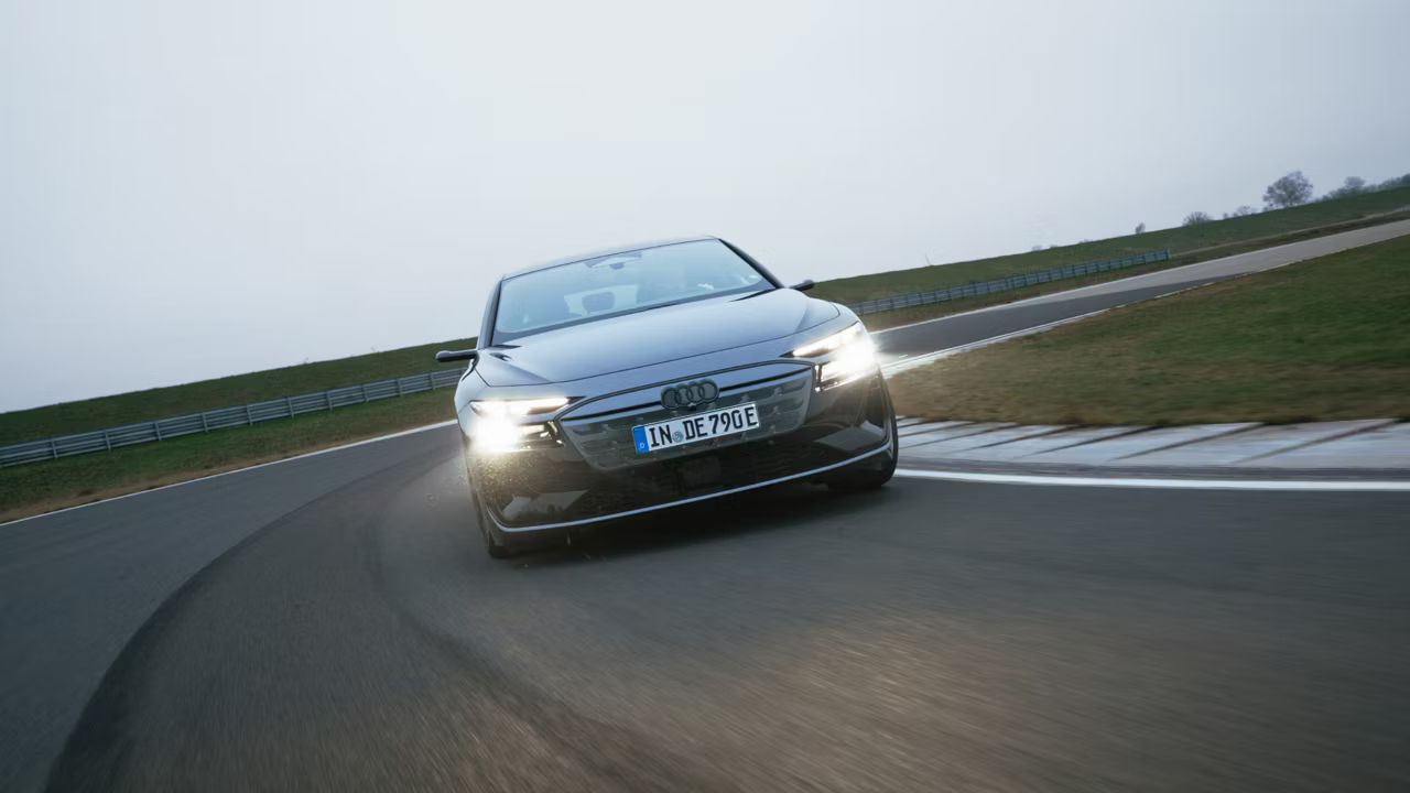 Audi S6 Avant e-tron na pretekárskej trati počas jazdy.