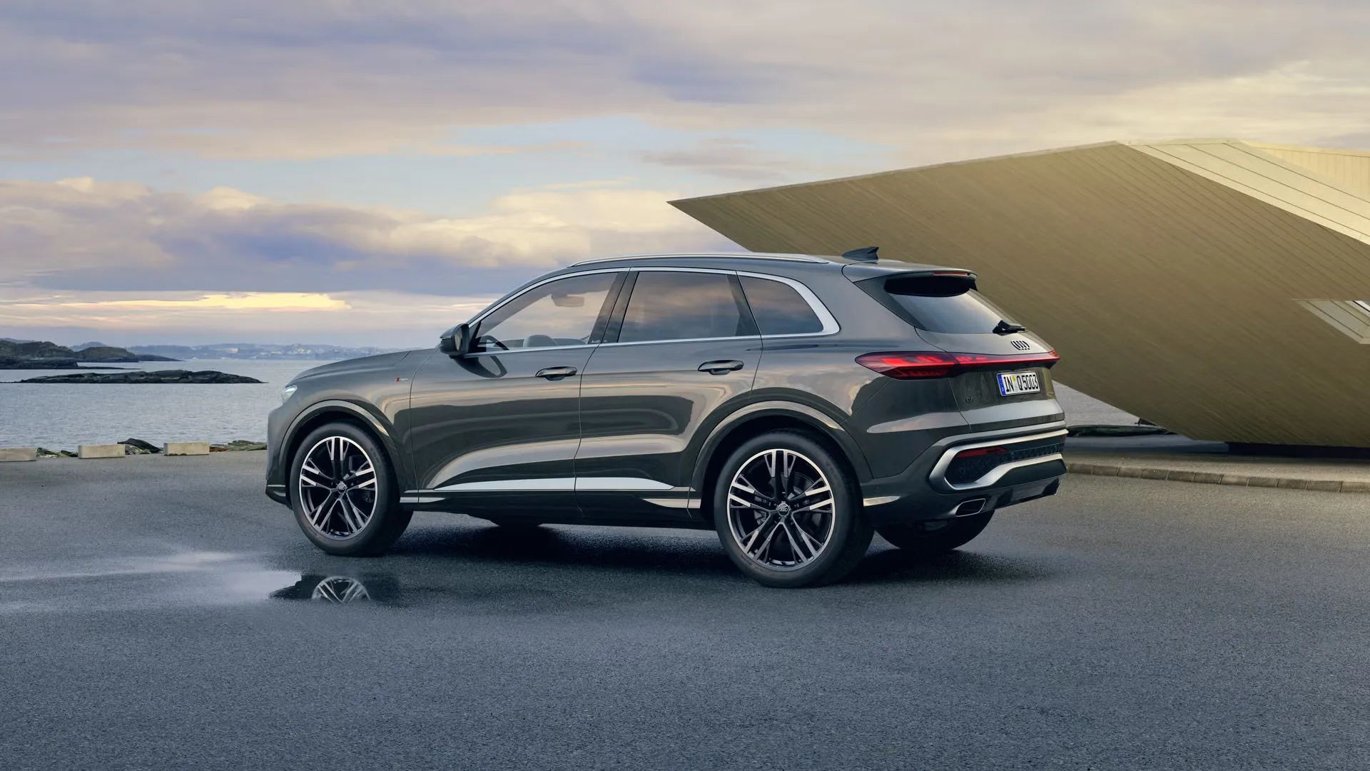 Bočný pohľad na sivé Audi Q5 SUV