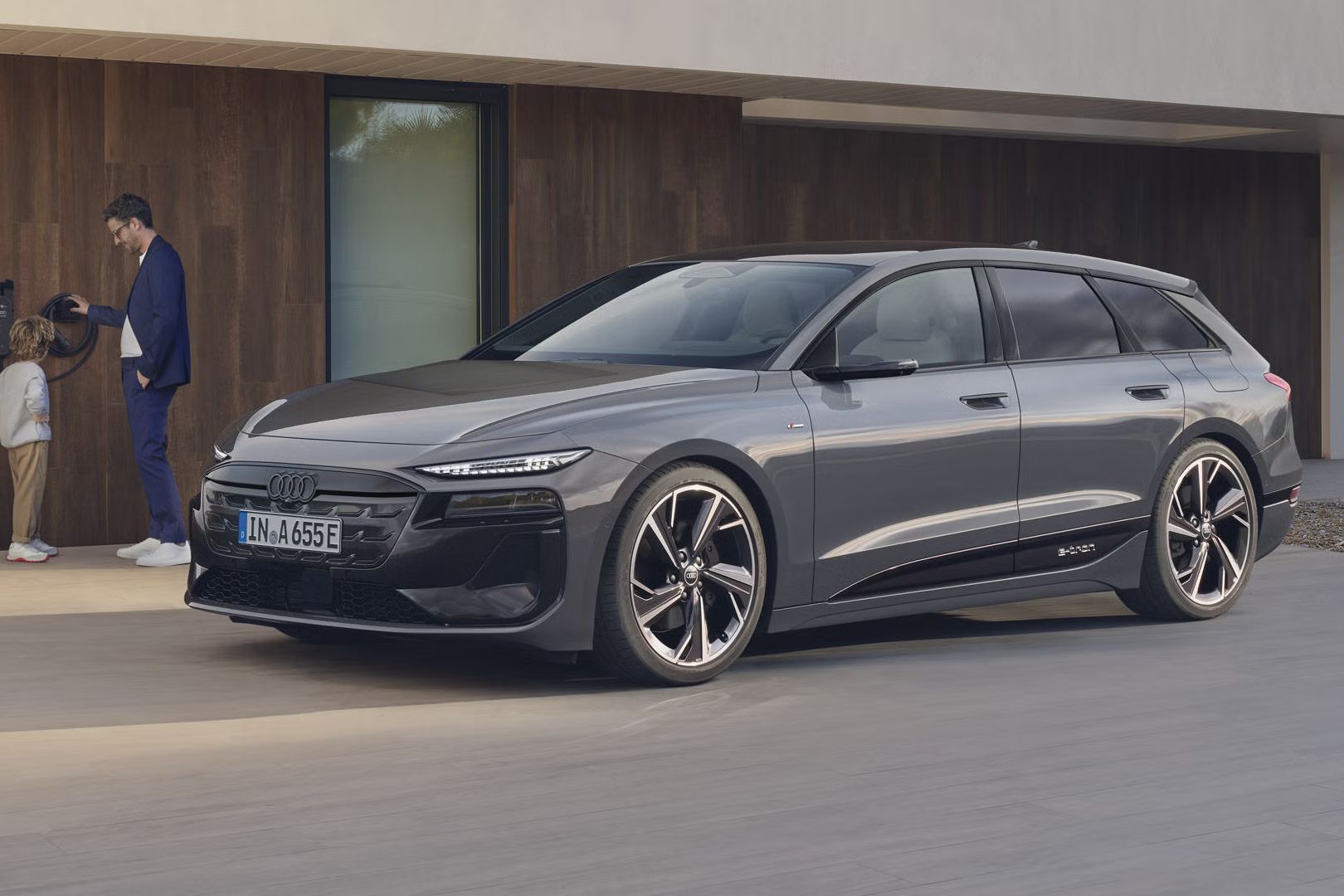 Audi A6 Avant e-tron zaparkované pred moderným domom.