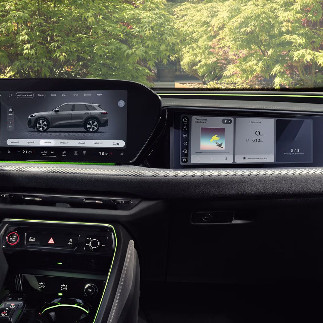 Pohľad zo zadného sedadla do kokpitu SUV Q5. V centre pozornosti je panoramatický displej s Audi Virtual Cockpit a displejom MMI.