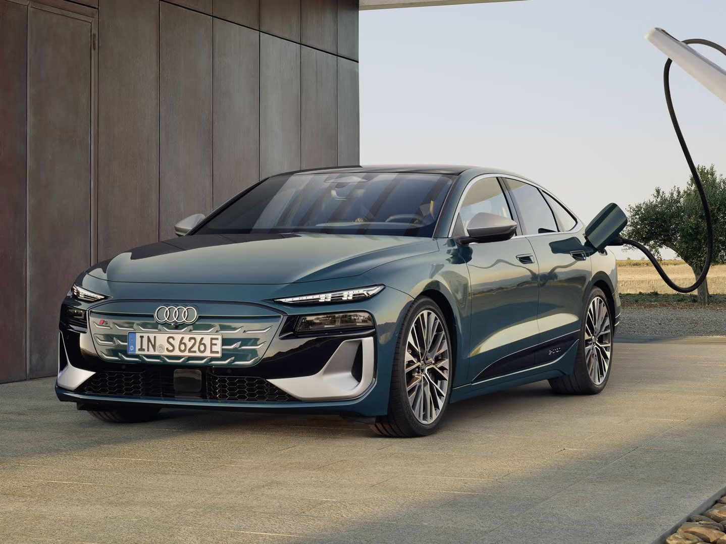 Audi S6 Sportback e-tron sa nabíja na nabíjacej stanici.