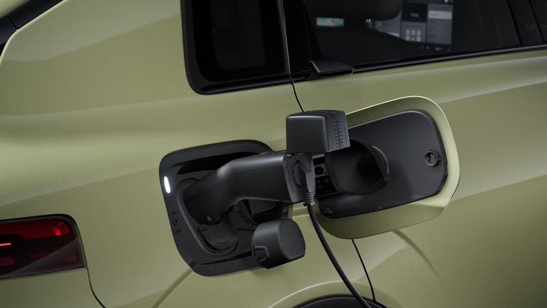 Detailný záber na Audi A2 e-tron zo zadnej strany sprava. Napájací kábel je pripojený k nabíjaciemu portu.