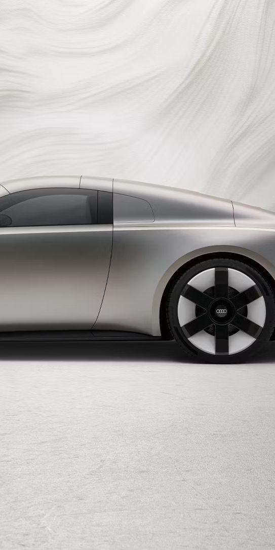 Bočný pohľad na Audi Concept C pred grafickým pozadím.
