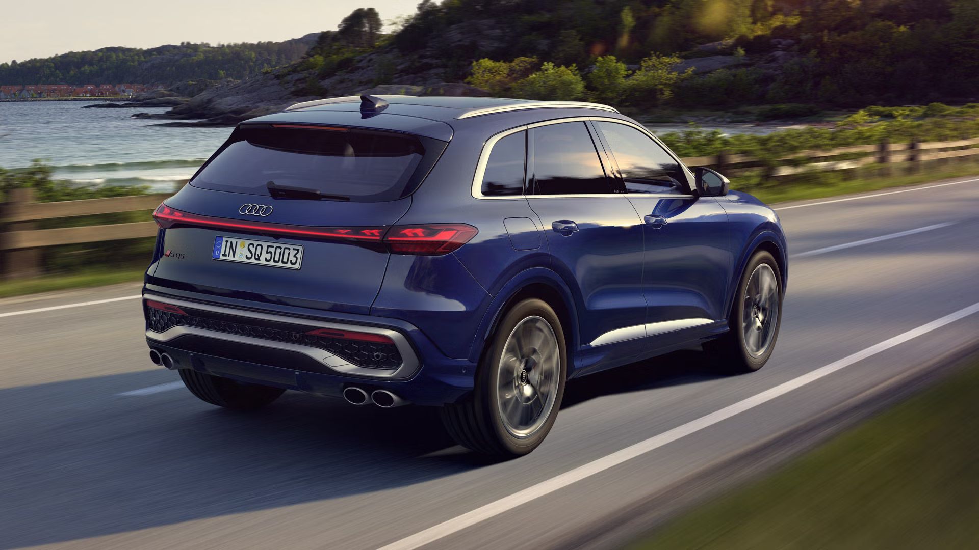 Modré SUV Audi SQ5 jazdí po ceste.