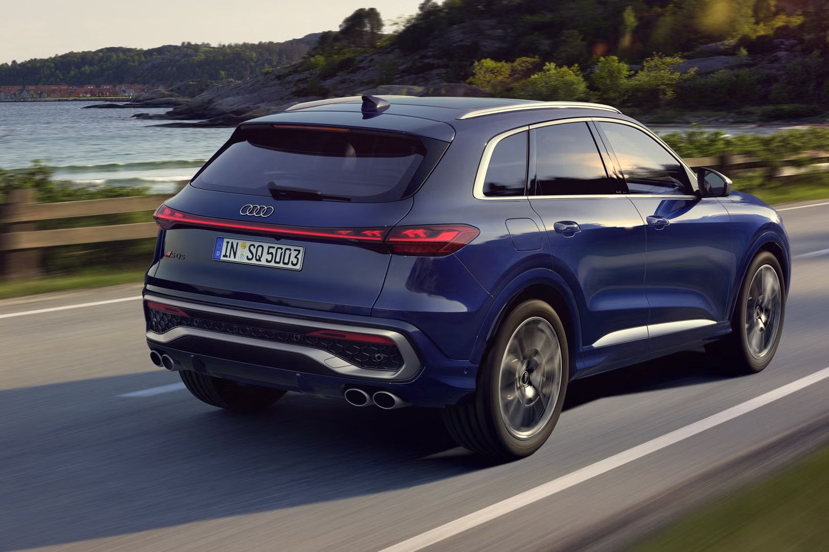 Modré SUV Audi SQ5 jazdí po ceste.