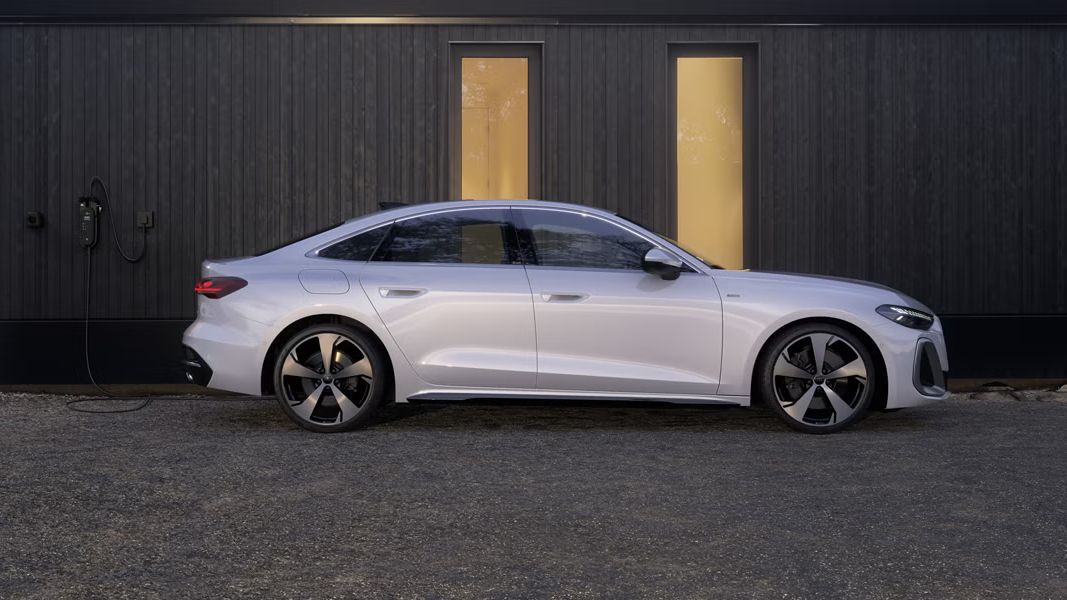 Biele Audi A5 Limuzína e-hybrid z bočného pohľadu.
