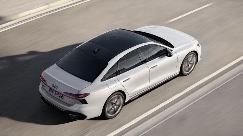 Dynamický pohľad na Audi A6 Limuzína e-hybrid zhora.