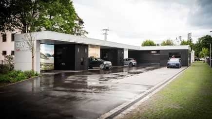 Audi charging hub v daždi