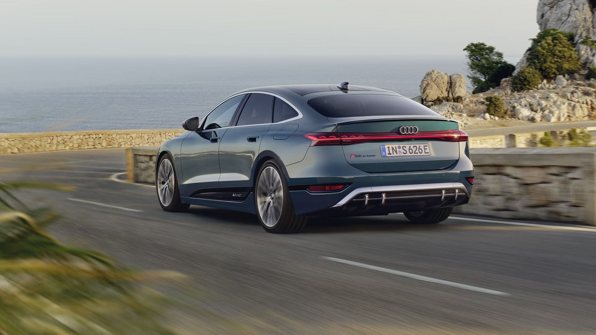 S6 Sportback e-tron počas jazdy po kľukatej pobrežnej ceste.