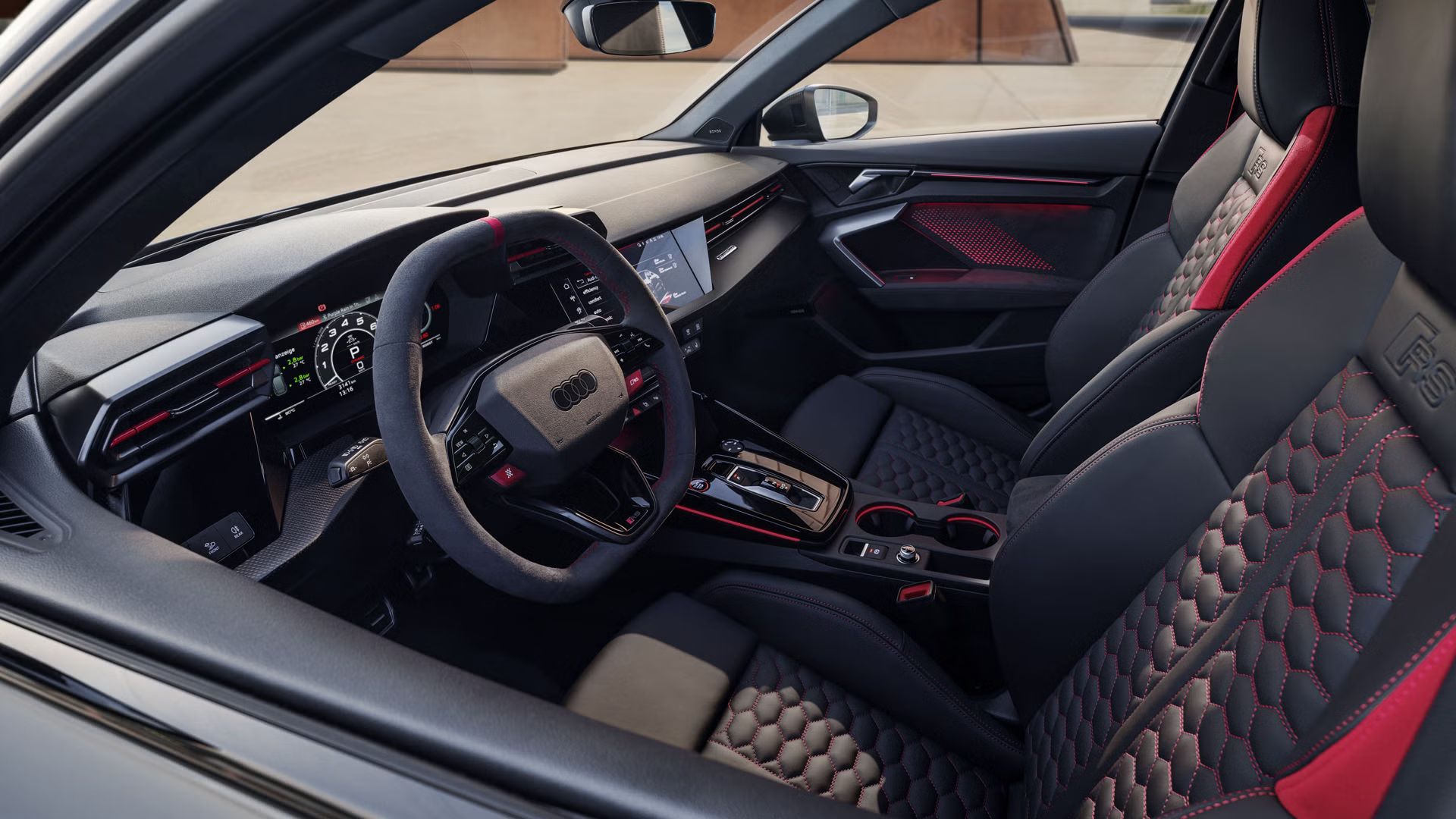 Pohľad cez okno na strane vodiča do kokpitu Audi RS 3 Limuzína.